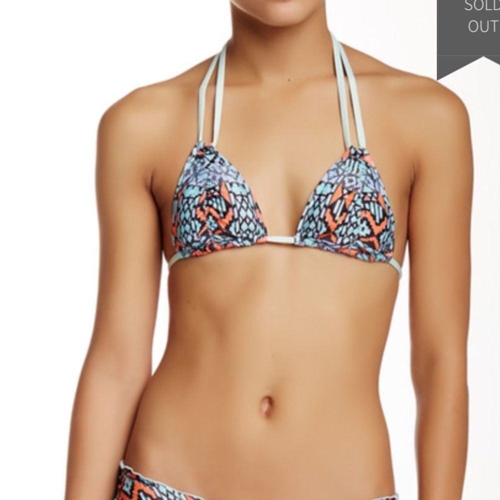 Vitamin A Via Ruffle Bikini‎ Top nwt
